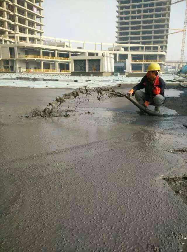 西安御河上院項(xiàng)目輕集料車庫(kù)頂板找坡視頻